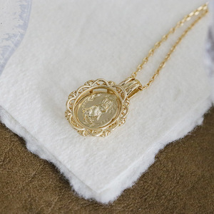 Collier pendentif en or massif 14 carats avec un design géométrique moderne pour un look audacieux - Product Image 2