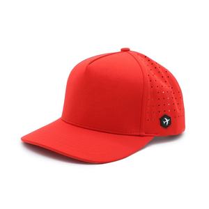 Gorra Deportiva de Alta Calidad con 5 Paneles, Parche de Goma con Logotipo, Visera Curva, Impermeable, con Orificios Cortados con Láser, Perforada, Roja, de Béisbol - Product Image 1