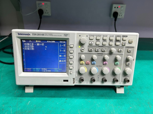 Oscilloscope numérique couleur Tektronix TDS 2014B 100 MHz 4 canaux 1 GS/s d'occasion (1 pièce) - Product Image 2