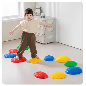 لعبة أطفال حسية ملونة من البلاستيك للأماكن المغلقة والخارجية للأطفال تصميم أحجار الدرج لتدريب الأطفال على التوازن