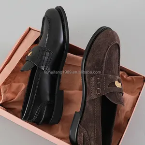 Süet loafer'lar bir çift slip-on loafer'lar retro İngiliz tarzı küçük deri bayan