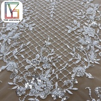 Nouveau style de tissu en dentelle française brodée de perles et de paillettes, dentelle lourde 3D perlée, tissus en tulle et maille pour femmes