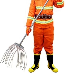 Rastrillo de acero inoxidable para extinción de incendios forestales, herramienta duradera para supresión de incendios con mango largo y púas metálicas - Product Image 1
