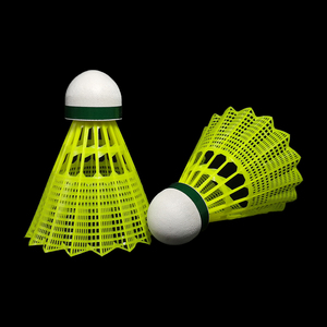 Volant de badminton MAVIS 300 en nylon avec bouchon en liège naturel pour entraînement en extérieur, haute durabilité, logo personnalisé, modèle de classe A - Product Image 6