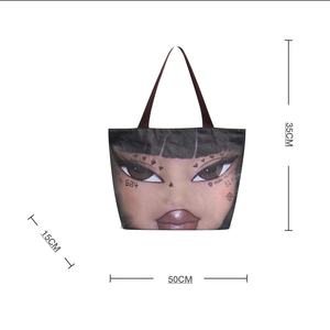 Sac fourre-tout haut de gamme en toile laminée avec motif fille africaine, sac à bandoulière imperméable pour femme avec logo imprimé - Product Image 1