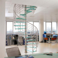 Escalier en spirale en verre contemporain pour villa de luxe, personnalisable avec décoration intérieure moderne