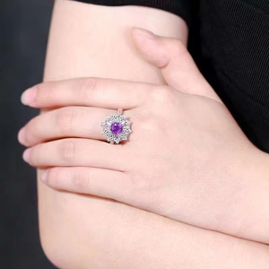 Bague en or blanc 18 carats avec saphir violet taille coussin, halo double de diamants multiformes effet éclat de soleil, bijou de cocktail luxueux - Product Image 5