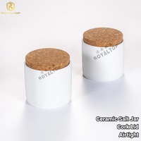 Vente en gros de salières en céramique blanche et en verre transparent Mini pot à épices Contenant d'assaisonnement avec couvercle en liège