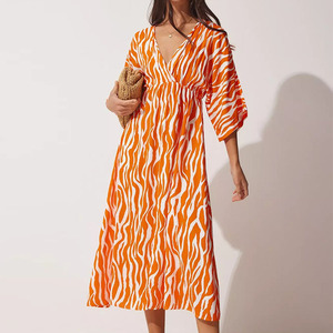 Abito Estivo da Donna con Scollo a V Profondo, Stampa a Righe Tropicali, Lungo in Viscosa, Vestito Aderente - Product Image 2