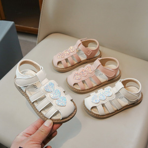 Nieuwe meisjes sandalen Koreaanse stijl, kleine meisjes dichte teenslippers, ademende holle zachte zool strandschoenen - Product Image 1