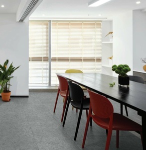 Plancher en vinyle LVT embossé en relief EIR à coller, pour une texture ultra réaliste de grain de bois et de pierre naturelle. - Product Image 5