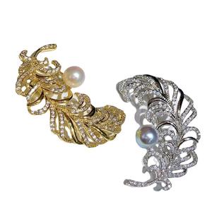 เข็มกลัดรูปดอกไม้ประดับขนนกสองสี รุ่นใหม่ประจำฤดูใบไม้ร่วงและฤดูหนาว ประดับมุกอะโกย่าและคริสตัลลายตัวเลข - Product Image 5