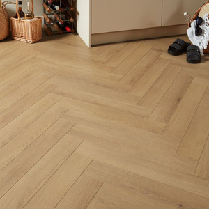 Parquet en chêne européen brossé multicouche FSC, qualité AB, finition vernie, système T&G, 12 mm, motif chevrons, bois d'ingénierie, emballages pour maison - Product Image 1