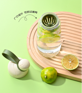 Bouteille d'eau en plastique de luxe 600 ml 2026 avec infuseur à fruits, vente en gros, logo personnalisé, bouteille de sport transparente avec poignée et couvercle à paille - Product Image 6