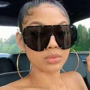 Gafas de Sol de Moda con Estilo de Escudo Extra Grandes, Lentes de Una Pieza con Remaches y Protección UV400 para Hombre y Mujer - Product Image 1