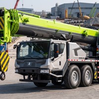 Grue d'occasion ZTC800A5 de 80 tonnes pour la construction, levage de poutres en acier, flèche télescopique de 50 m, haute efficacité