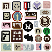 Patchs brodés miniatures en gros - 1 pouce, lettres personnalisées, initiales, petits motifs à repasser pour chapeaux, vêtements pour enfants
