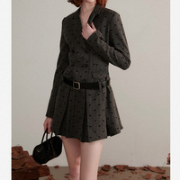 Robe mini plissée élégante pour le bureau et les banquets, avec col personnalisé, double boutonnage, imprimé rayé et motif nœud, et ceinture