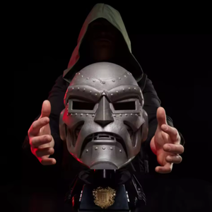 Casco de Doctor Doom de Hasbro, Casco de Héroe, Regalo de Disfraz para Halloween - Product Image 1
