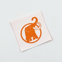 Étiquettes de vêtements personnalisées en tissu damassé, découpées à l'échelle ultrasonique, écologiques, en forme personnalisée, avec patch cousu, rouge et vert