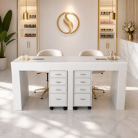 Table de manucure double pour salon de beauté avec armoires à tiroirs mobiles et deux postes de travail pour techniciennes