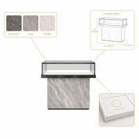 Design d'intérieur de bijouterie au motif marbré minimaliste, package complet de mobilier clé en main avec vitrine linéaire élégante
