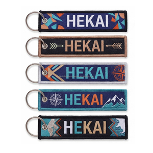 Etiqueta Tejida Personalizada para Llavero con Bordado, Logotipo y Nombre Personalizados, Diseño de Brújula y Flecha para Aventuras al Aire Libre - Product Image 1