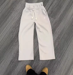 Nuovi <span class=keywords><strong>Pantaloni</strong></span> Sportivi a Doppio Strato <span class=keywords><strong>con</strong></span> <span class=keywords><strong>Elastico</strong></span> <span class=keywords><strong>in</strong></span> <span class=keywords><strong>Vita</strong></span>, Logo Ricamato Personalizzato, Vestibilità Ampia, Stile Flare, <span class=keywords><strong>in</strong></span> Cotone Felpato - Product Image 2