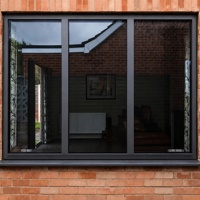 Fenêtre à trois battants en aluminium à isolation thermique robuste, double vitrage, résistante aux ouragans, séparateur de pièce de luxe