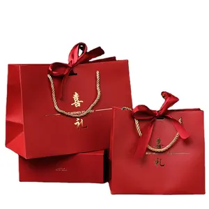 वेडिंग पेपर कैंडी गिफ्ट बैग कॉस्मेटिक शॉपिंग पेपर बैग लाल पेपर बैग गोल्ड स्टैम्पिंग लोगो के साथ