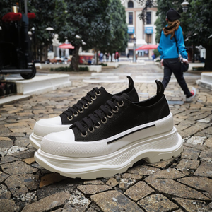 Chaussures de créateur de luxe pour femmes, baskets en toile tendance, chaussures de marche blanches personnalisées, chaussures décontractées à lacets et semelle épaisse pour femmes et hommes - Product Image 4