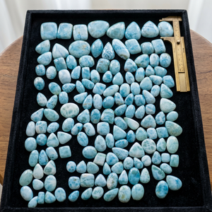 พลอยลาริมาร์ธรรมชาติจาก MAHNAJ GEMS ควอตซ์ทำมือ ขายส่งพลอยจำนวนมาก สีฟ้าอ่อน ขัดเงา สำหรับทำเครื่องประดับ - Product Image 1