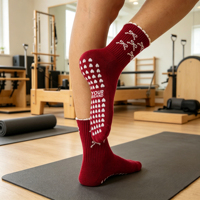 Chaussettes mi-mollet antidérapantes personnalisées à motif nœud et pois, rouge bordeaux, pour femmes, idéales pour le Pilates, le yoga, la gym et le fitness en intérieur