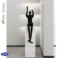 Sculpture de style nordique en fibre de verre renforcée de plastique, représentant une figure abstraite en position assise, frappant un ballon, décoration d'intérieur