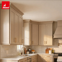 Armoires de cuisine classiques américaines modernes personnalisées Alland, style shaker, couleur crème, avec quincaillerie en laiton et plan de travail en marbre pour cuisine gastronomique