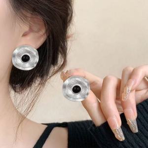 Boucles d'oreilles créoles excentriques de style vintage européen et américain, texture métallique lourde, style médiéval pour femmes - Product Image 3