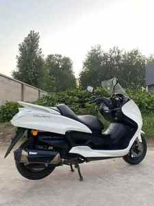 Scooter à essence Yamaha Majesty S 400cc IT, conçu pour des voyages à grande vitesse et des capacités tout-terrain, vitesse maximale supérieure à 80 km/h - Product Image 6
