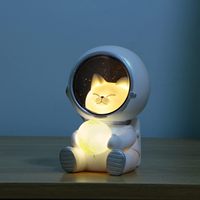 DREAMS'LIGHT Mini Lampe de Nuit Astronaute Mignonne, LED Blanc Chaud, Matériau en Résine, 3 Styles, Excellent Cadeau pour la Famille, Salon, Chambre à Coucher