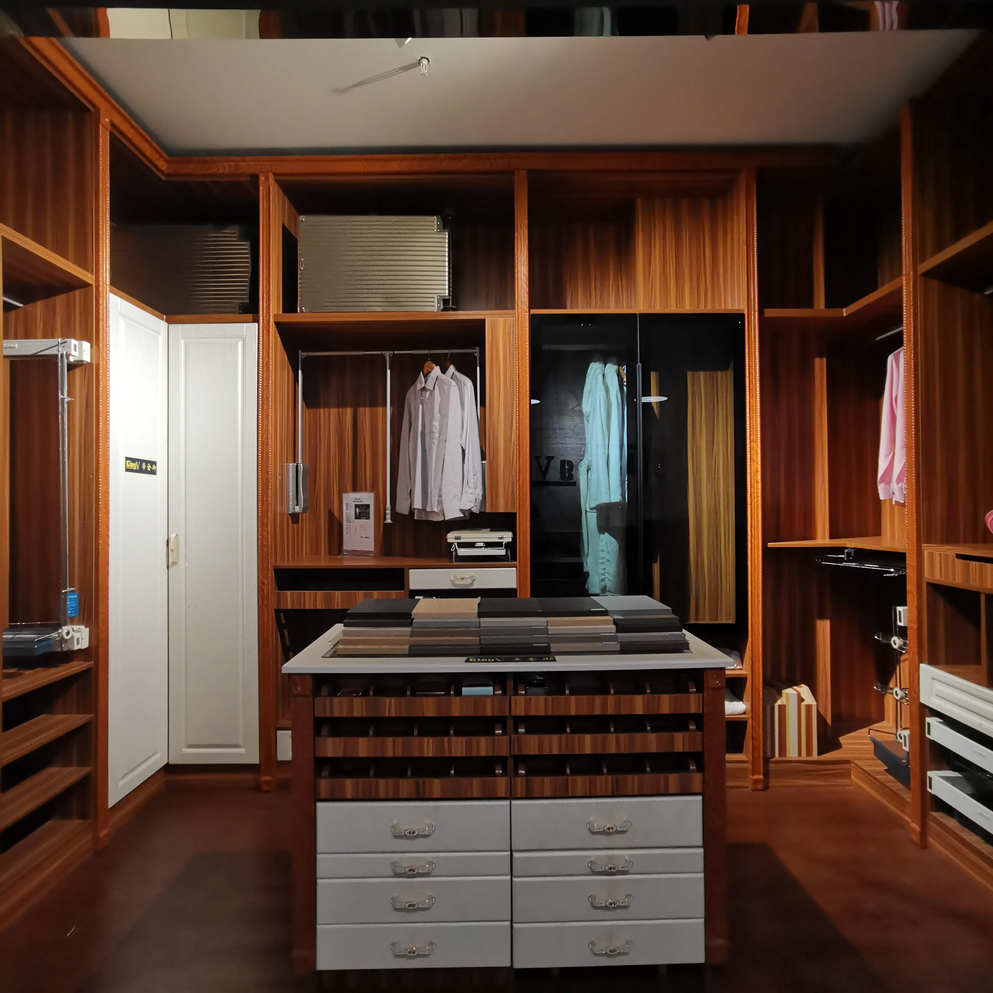 KINGV مصنع خزانة الملابس الكلاسيكية خزانة الفردية أثاث غرفة نوم مخصصة