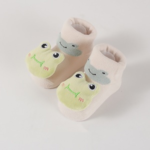 Venta al por mayor de bonitos <span class=keywords><strong>calcetines</strong></span> de punto de algodón en 3D para bebés recién nacidos tamaño 9cm antideslizante y transpirable Casual Crew Type para niños pequeños - Product Image 2