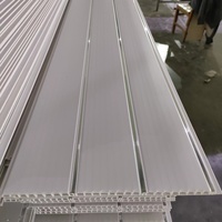 Carreaux de plafond en pvc blanc imprimés courants avec deux rainures et trois lignes argentées