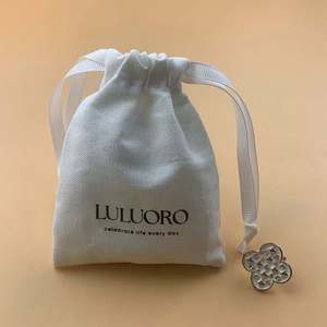 ถุงผ้าฝ้ายพิมพ์โลโก้ตามสั่ง ถุงของขวัญแบบมีเชือกผูก  ถุงผ้าฝ้ายออร์แกนิค  บรรจุภัณฑ์แบบรีไซเคิลและเป็นมิตรกับสิ่งแวดล้อม - Product Image 3