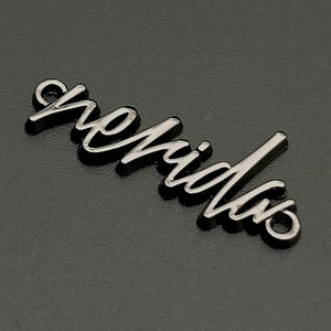 2023 personalizado 2 agujeros grabado Placa <span class=keywords><strong>de</strong></span> Metal Logo Metal marca privada carta placa Metal Logo <span class=keywords><strong>para</strong></span> accesorios <span class=keywords><strong>de</strong></span> <span class=keywords><strong>ropa</strong></span> - Product Image 2