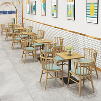 Ensemble de banquettes semi-circulaires en cuir vert et table ronde en bois pour restaurant commercial moderne