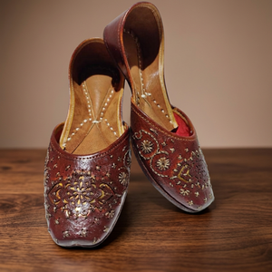 BS INTERNATIONAL Nouvelle Arrivée Chaussures pour femmes en cuir véritable Tendance de la mode Style traditionnel Broderie à la main Fermeture à enfiler - Product Image 1