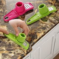 Mini handmatige plastic knoflook- en gemberhakker met roestvrijstalen mes - draagbaar keukengereedschap