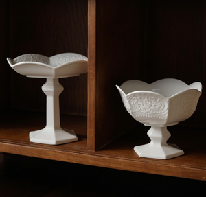 Juego de plato de postre de cerámica blanca con relieve y tazón de helado con pedestal, diseño floral vintage en relieve para hotel, restaurante, boda, venta al por mayor - Product Image 6