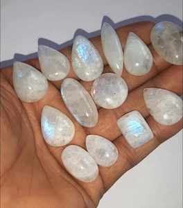ขายส่งจำนวนมากรูปร่างผสมขนาดพลอยมูนสโตนสีขาวรุ้งธรรมชาติอัญมณีพลอยเทียมแบบหลวมเรียบสั่งซื้อขั้นต่ำ100ชิ้น - Product Image 2