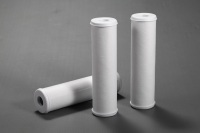 Machine automatique électrique de remplissage et de soudage de filtres à charbon actif granulaire UDF pour bouteilles et canettes avec contrôle PLC