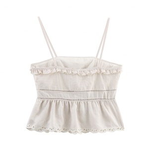 Top Corto Beige Transpirable para Mujer, Estilo Casual con Tirantes Finos y Volantes, Logotipo Frontal, Comodidad y Estilo de Primera Calidad - Product Image 2